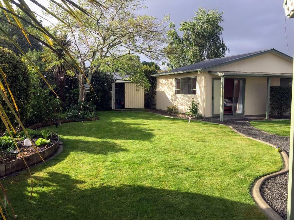 Cosy, Central Greytown Sleepout Exterior foto